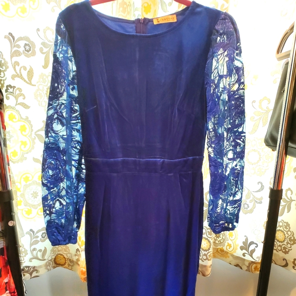 Abyoxi Velvet Bell Sleeved Dress